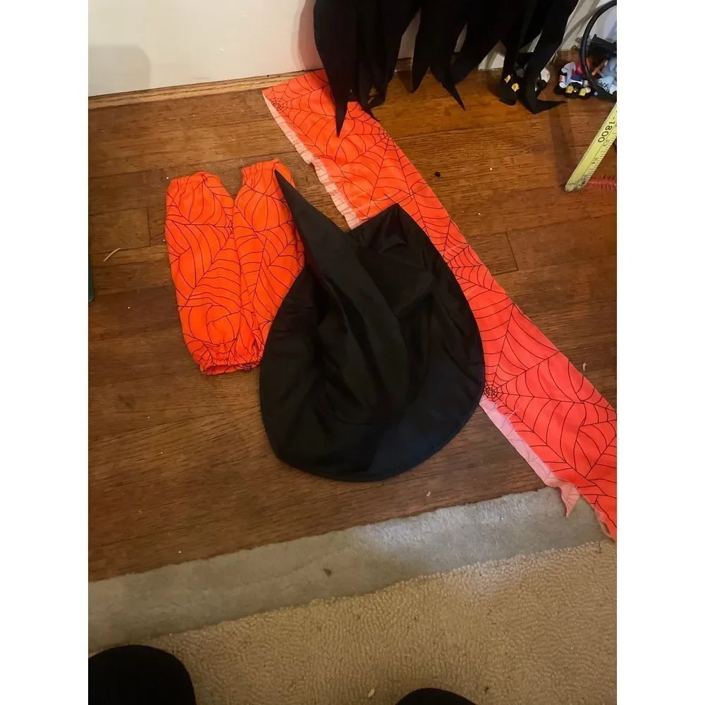 Kids witches costume with spider web details